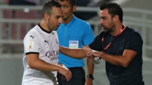 santi cazorla y xavi hernandez en un partido con el al sadd de 2021 afp karim jaafar