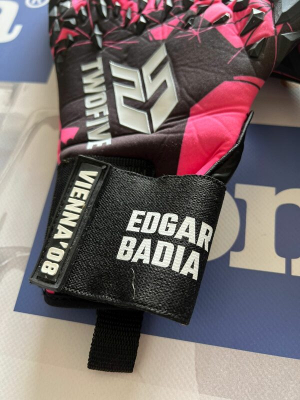 edgar badia samarreta i guants champions for pedrito