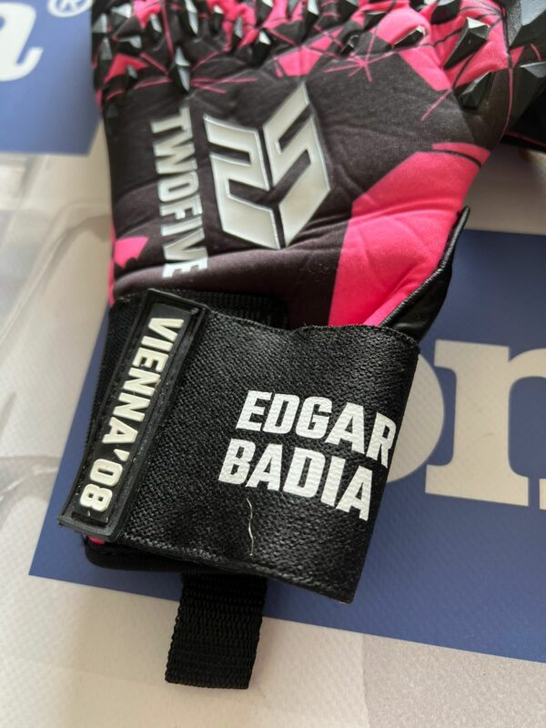 edgar badia samarreta i guants champions for pedrito